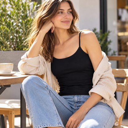 Musculosa Prili negra en un look casual de todos los días